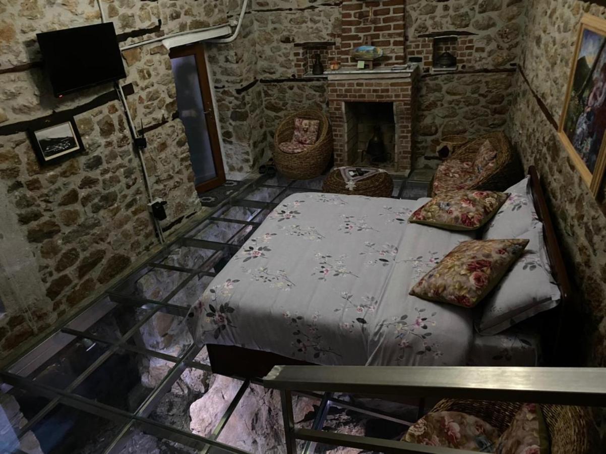Nuci's Glass Floor * Tushemisht